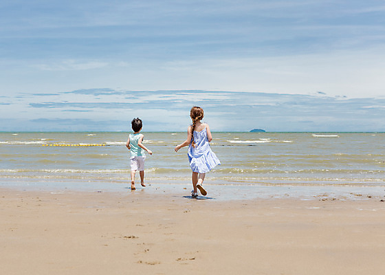 포토 JPG 주간 전신 서양인 외국인 백인 해외기획촬영 원피스 여자 남자 여유 어린이 반바지 맨발 파타야 태국 땋은머리 서기 사람 해변 야외 두명 뒷모습 모래사장 민소매 달리기 유치원생 자유 샌들 상쾌 2015년태국 어린이만 국내포토 자연요소 헤어스타일 옷 감정 아시아 바다 뷰포인트 신발 컨셉 상의 바지 모션 발 인종 파일형식
