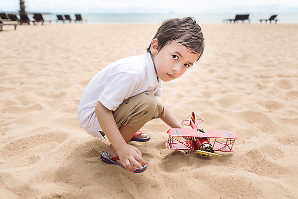 포토 JPG 주간 전신 서양인 외국인 백인 해외기획촬영 남자 어린이 반바지 파타야 태국 놀이 비행기 한명 들기 사람 앉기 해변 야외 옆모습 모래사장 장난감 유치원생 쪼리 웅크림 2015년태국 남자만 남자한명만 어린이만 소년만 소년한명만 국내포토 자연요소 1 아시아 바다 뷰포인트 바지 항공교통 모션 대중교통 인종 샌들 파일형식