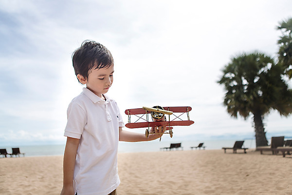 포토 JPG 주간 서양인 외국인 백인 해외기획촬영 남자 어린이 파타야 태국 놀이 비행기 한명 들기 사람 상반신 해변 야외 옆모습 장난감 유치원생 2015년태국 남자만 남자한명만 어린이만 소년만 소년한명만 국내포토 자연요소 1 아시아 바다 뷰포인트 항공교통 모션 대중교통 인종 파일형식