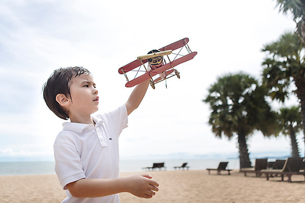 포토 JPG 주간 서양인 외국인 백인 해외기획촬영 남자 어린이 파타야 태국 놀이 비행기 한명 들기 사람 상반신 해변 야외 옆모습 장난감 유치원생 2015년태국 남자만 남자한명만 어린이만 소년만 소년한명만 국내포토 자연요소 1 아시아 바다 뷰포인트 항공교통 모션 대중교통 인종 파일형식