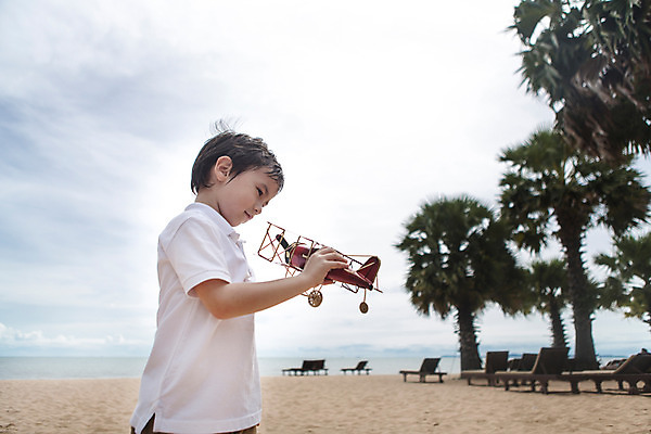 포토 JPG 주간 서양인 외국인 백인 해외기획촬영 응시 남자 어린이 파타야 태국 놀이 비행기 한명 들기 사람 상반신 해변 야외 옆모습 장난감 유치원생 2015년태국 남자만 남자한명만 어린이만 소년만 소년한명만 국내포토 자연요소 1 시선 아시아 바다 뷰포인트 항공교통 모션 대중교통 인종 파일형식