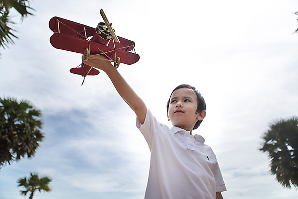 포토 JPG 주간 서양인 외국인 백인 구름 해외기획촬영 남자 어린이 로우앵글 파타야 태국 놀이 하늘 비행기 한명 들기 사람 상반신 야외 앞모습 장난감 유치원생 2015년태국 남자만 남자한명만 어린이만 소년만 소년한명만 국내포토 자연요소 1 아시아 뷰포인트 항공교통 모션 대중교통 인종 파일형식