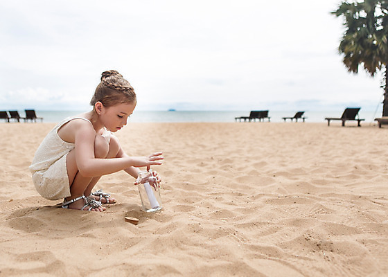 포토 JPG 주간 전신 서양인 외국인 백인 해외기획촬영 원피스 여자 여유 어린이 파타야 태국 유리병 땋은머리 한명 들기 사람 앉기 해변 야외 옆모습 모래사장 유치원생 자유 샌들 편지 상쾌 올림머리 웅크림 전송 넣기 유리병편지 2015년태국 여자만 여자한명만 어린이만 소녀만 소녀한명만 국내포토 자연요소 1 헤어스타일 옷 감정 아시아 바다 뷰포인트 신발 컨셉 모션 병_용기 인종 파일형식