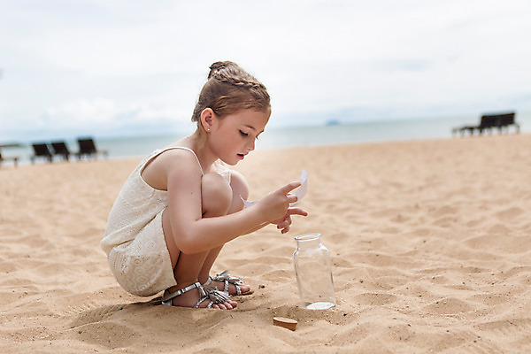 포토 JPG 주간 전신 서양인 외국인 백인 해외기획촬영 원피스 여자 여유 어린이 파타야 태국 유리병 땋은머리 한명 들기 사람 앉기 해변 야외 옆모습 모래사장 유치원생 자유 샌들 편지 읽기 상쾌 올림머리 웅크림 유리병편지 2015년태국 여자만 여자한명만 어린이만 소녀만 소녀한명만 국내포토 자연요소 1 헤어스타일 옷 감정 아시아 바다 뷰포인트 신발 컨셉 모션 병_용기 인종 파일형식