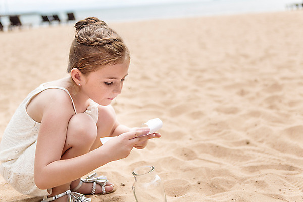 포토 JPG 주간 서양인 외국인 백인 해외기획촬영 원피스 여자 여유 어린이 파타야 태국 유리병 땋은머리 한명 들기 사람 앉기 상반신 해변 야외 옆모습 모래사장 유치원생 자유 샌들 편지 읽기 상쾌 올림머리 웅크림 유리병편지 2015년태국 여자만 여자한명만 어린이만 소녀만 소녀한명만 국내포토 자연요소 1 헤어스타일 옷 감정 아시아 바다 뷰포인트 신발 컨셉 모션 병_용기 인종 파일형식