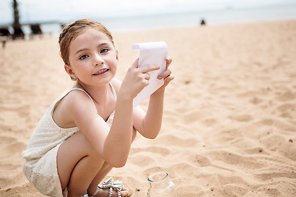 포토 JPG 주간 서양인 외국인 백인 해외기획촬영 원피스 여자 여유 어린이 파타야 태국 유리병 땋은머리 한명 미소 들기 사람 앉기 상반신 해변 야외 옆모습 모래사장 유치원생 자유 샌들 편지 읽기 상쾌 올림머리 웅크림 유리병편지 2015년태국 여자만 여자한명만 어린이만 소녀만 소녀한명만 국내포토 자연요소 1 헤어스타일 옷 감정 아시아 바다 뷰포인트 신발 컨셉 모션 병_용기 표정 인종 파일형식