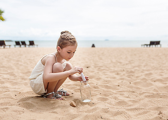 포토 JPG 주간 전신 서양인 외국인 백인 해외기획촬영 원피스 여자 여유 어린이 파타야 태국 유리병 땋은머리 한명 들기 사람 앉기 해변 야외 옆모습 모래사장 유치원생 자유 샌들 편지 상쾌 올림머리 웅크림 전송 유리병편지 2015년태국 여자만 여자한명만 어린이만 소녀만 소녀한명만 국내포토 자연요소 1 헤어스타일 옷 감정 아시아 바다 뷰포인트 신발 컨셉 모션 병_용기 인종 파일형식