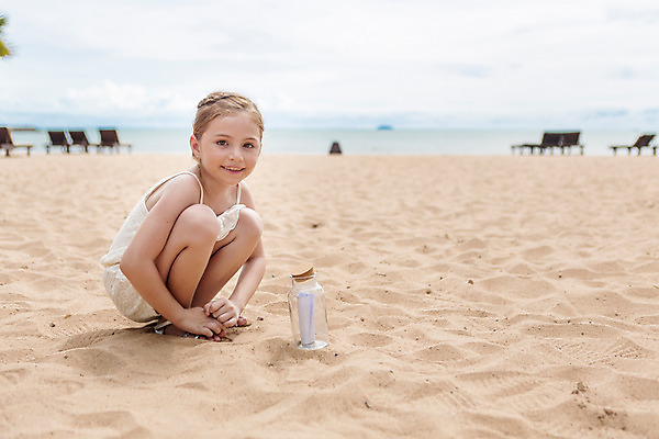 포토 JPG 주간 전신 서양인 외국인 백인 해외기획촬영 원피스 여자 여유 어린이 파타야 태국 유리병 땋은머리 한명 미소 사람 앉기 해변 야외 옆모습 모래사장 유치원생 자유 샌들 편지 상쾌 올림머리 웅크림 유리병편지 2015년태국 여자만 여자한명만 어린이만 소녀만 소녀한명만 국내포토 자연요소 1 헤어스타일 옷 감정 아시아 바다 뷰포인트 신발 컨셉 모션 병_용기 표정 인종 파일형식
