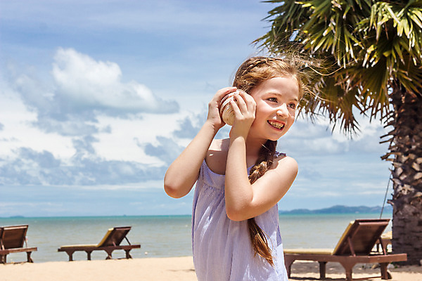 포토 JPG 주간 서양인 외국인 백인 해외기획촬영 원피스 여자 여유 어린이 파타야 태국 땋은머리 한명 서기 미소 들기 사람 상반신 해변 야외 유치원생 감상 듣기 자유 소라 상쾌 2015년태국 여자만 여자한명만 어린이만 소녀만 소녀한명만 국내포토 자연요소 1 헤어스타일 옷 감정 아시아 바다 컨셉 모션 어패류 표정 인종 파일형식
