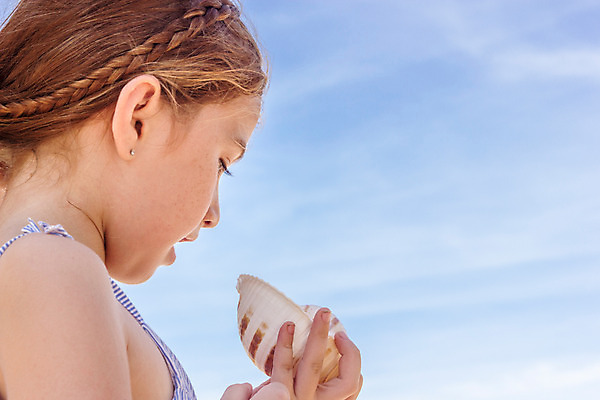 포토 JPG 주간 서양인 외국인 백인 해외기획촬영 여자 여유 어린이 파타야 태국 하늘 땋은머리 한명 들기 사람 상반신 야외 옆모습 유치원생 자유 소라 상쾌 주근깨 2015년태국 여자만 여자한명만 어린이만 소녀만 소녀한명만 국내포토 자연요소 1 헤어스타일 감정 아시아 뷰포인트 컨셉 모션 어패류 인종 점 파일형식