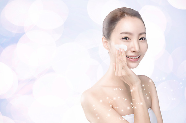 JPG 편집이미지 여자 한명 사람 동양인 상반신 성인 화장 뷰티 한국인 화려 우아함 크림 디지털합성 보케 바르기 특별함 디지털아트 의료성형뷰티 여자만 여자한명만 성인여자만 성인만 편집실사 1 컨셉 모션 인종 CG 파일형식