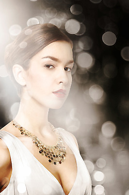 JPG 서양인 외국인 편집이미지 여자 목걸이 한명 사람 상반신 성인 화장 뷰티 화려 우아함 보석 디지털합성 보케 특별함 디지털아트 여자만 여자한명만 성인여자만 성인만 편집실사 1 컨셉 장신구 인종 광석 CG 파일형식