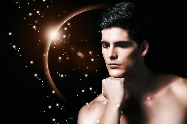 JPG 서양인 외국인 편집이미지 남자 한명 사람 상반신 성인 화장 뷰티 행성 달 화려 우아함 디지털합성 특별함 디지털아트 남자만 남자한명만 성인남자만 성인만 그루밍족 편집실사 자연요소 1 컨셉 인종 우주 CG 파일형식