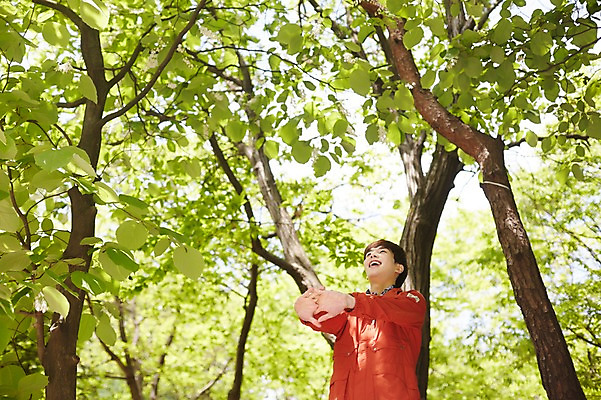 포토 JPG 주간 나무 식물 라이프스타일 응시 남자 여유 맨라이프 모션 자연 산 한국 한명 서기 미소 사람 동양인 손짓 상반신 20대 성인 야외 앞모습 스트레칭 등산 한국인 등산복 상쾌 기지개 경기도 손뻗기 양평 유명산 남자만 남자한명만 성인남자만 청년만 청년남자만 청년남자한명만 성인한명만 성인남자한명만 성인만 국내포토 자연요소 1 시선 옷 감정 아시아 뷰포인트 표정 인종 청년 생활 운동 트래킹 생태계 파일형식