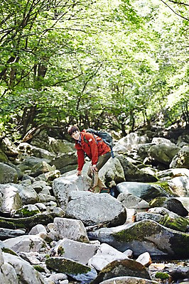 포토 JPG 주간 전신 나무 식물 라이프스타일 남자 여유 맨라이프 배낭 모션 자연 한국 한명 서기 미소 사람 동양인 20대 성인 야외 앞모습 계곡 등산 한국인 돌_바위 바위 등산복 상쾌 경기도 양평 유명산 남자만 남자한명만 성인남자만 청년만 청년남자만 청년남자한명만 성인한명만 성인남자한명만 성인만 국내포토 자연요소 1 옷 감정 아시아 뷰포인트 가방 산 표정 인종 청년 생활 트래킹 생태계 파일형식