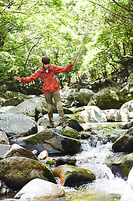포토 JPG 주간 전신 나무 식물 라이프스타일 남자 여유 맨라이프 배낭 모션 자연 한국 한명 미소 사람 동양인 손짓 20대 성인 야외 앞모습 걷기 계곡 등산 한국인 돌_바위 바위 등산복 상쾌 경기도 양평 유명산 남자만 남자한명만 성인남자만 청년만 청년남자만 청년남자한명만 성인한명만 성인남자한명만 성인만 국내포토 자연요소 1 옷 감정 아시아 뷰포인트 가방 산 표정 인종 청년 생활 트래킹 생태계 파일형식
