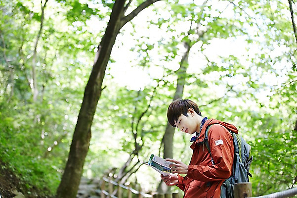 포토 JPG 주간 나무 식물 라이프스타일 응시 남자 여유 맨라이프 배낭 모션 자연 휴식 산 한국 한명 서기 사람 동양인 상반신 20대 성인 야외 옆모습 기댐 등산 한국인 가이드북 등산복 상쾌 경기도 양평 유명산 남자만 남자한명만 성인남자만 청년만 청년남자만 청년남자한명만 성인한명만 성인남자한명만 성인만 국내포토 자연요소 1 시선 옷 감정 아시아 뷰포인트 여행 컨셉 가방 인종 청년 생활 트래킹 생태계 파일형식