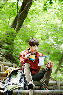 포토 JPG 주간 전신 나무 식물 라이프스타일 남자 여유 맨라이프 배낭 모션 자연 휴식 산 한국 한명 들기 사람 앉기 동양인 20대 성인 야외 앞모습 컵 계단 등산 한국인 가이드북 상쾌 경기도 양평 유명산 남자만 남자한명만 성인남자만 청년만 청년남자만 청년남자한명만 성인한명만 성인남자한명만 성인만 국내포토 자연요소 1 식기 감정 아시아 뷰포인트 여행 컨셉 가방 인종 청년 생활 트래킹 생태계 파일형식