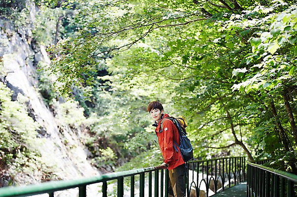 포토 JPG 주간 나무 식물 라이프스타일 남자 여유 맨라이프 배낭 난간 모션 자연 산 한국 한명 서기 미소 사람 동양인 상반신 20대 성인 야외 옆모습 등산 한국인 등산복 상쾌 경기도 양평 유명산 남자만 남자한명만 성인남자만 청년만 청년남자만 청년남자한명만 성인한명만 성인남자한명만 성인만 국내포토 자연요소 1 옷 감정 아시아 뷰포인트 가방 표정 인종 청년 생활 트래킹 생태계 파일형식