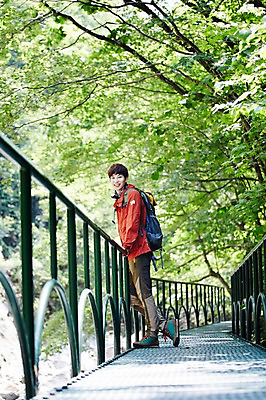 포토 JPG 주간 전신 나무 식물 라이프스타일 남자 여유 맨라이프 배낭 난간 모션 자연 산 한국 한명 서기 미소 사람 동양인 20대 성인 야외 옆모습 등산 한국인 등산복 상쾌 경기도 양평 유명산 남자만 남자한명만 성인남자만 청년만 청년남자만 청년남자한명만 성인한명만 성인남자한명만 성인만 국내포토 자연요소 1 옷 감정 아시아 뷰포인트 가방 표정 인종 청년 생활 트래킹 생태계 파일형식