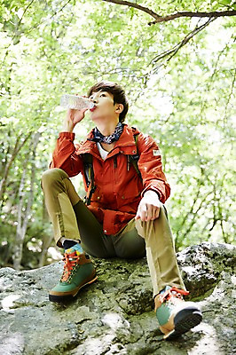 포토 JPG 주간 전신 나무 식물 라이프스타일 남자 여유 맨라이프 배낭 모션 자연 휴식 산 한국 한명 미소 들기 사람 앉기 동양인 20대 성인 야외 앞모습 물 등산 한국인 마시기 돌_바위 바위 물병 등산복 상쾌 경기도 양평 유명산 남자만 남자한명만 성인남자만 청년만 청년남자만 청년남자한명만 성인한명만 성인남자한명만 성인만 국내포토 자연요소 1 옷 감정 아시아 뷰포인트 컨셉 가방 표정 인종 청년 생활 트래킹 물통 생태계 파일형식