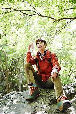 포토 JPG 주간 전신 나무 식물 라이프스타일 응시 남자 여유 맨라이프 배낭 모션 자연 휴식 산 한국 한명 미소 들기 사람 앉기 동양인 20대 성인 야외 앞모습 등산 한국인 돌_바위 바위 물병 등산복 상쾌 경기도 양평 유명산 남자만 남자한명만 성인남자만 청년만 청년남자만 청년남자한명만 성인한명만 성인남자한명만 성인만 국내포토 자연요소 1 시선 옷 감정 아시아 뷰포인트 컨셉 가방 표정 인종 청년 생활 트래킹 물통 생태계 파일형식