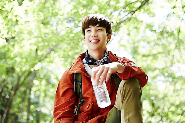 포토 JPG 주간 나무 식물 라이프스타일 응시 남자 여유 맨라이프 배낭 모션 자연 휴식 산 한국 한명 서기 미소 들기 사람 동양인 상반신 20대 성인 야외 앞모습 등산 한국인 물병 등산복 상쾌 경기도 양평 유명산 남자만 남자한명만 성인남자만 청년만 청년남자만 청년남자한명만 성인한명만 성인남자한명만 성인만 국내포토 자연요소 1 시선 옷 감정 아시아 뷰포인트 컨셉 가방 표정 인종 청년 생활 트래킹 물통 생태계 파일형식