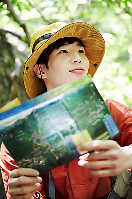 포토 JPG 주간 나무 식물 모자 라이프스타일 응시 남자 여유 맨라이프 지도 모션 자연 산 한국 한명 들기 사람 앉기 동양인 상반신 20대 성인 야외 앞모습 등산 한국인 등산복 상쾌 경기도 양평 유명산 남자만 남자한명만 성인남자만 청년만 청년남자만 청년남자한명만 성인한명만 성인남자한명만 성인만 국내포토 자연요소 1 시선 잡화 옷 감정 아시아 뷰포인트 인종 청년 생활 트래킹 생태계 파일형식