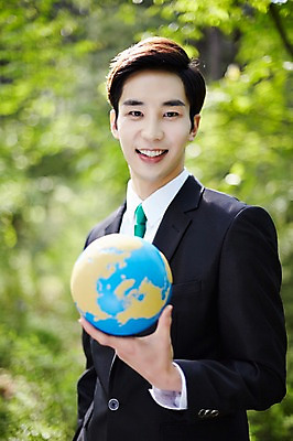 포토 JPG 주간 라이프스타일 남자 비즈니스 모션 산 한국 한명 서기 미소 들기 사람 동양인 정장 상반신 20대 성인 야외 앞모습 비즈니스라이프 지구본 글로벌비즈니스 한국인 비즈니스맨 친환경 힐링 경기도 양평 유명산 남자만 남자한명만 성인남자만 청년만 청년남자만 청년남자한명만 성인한명만 성인남자한명만 성인만 국내포토 자연요소 1 옷 아시아 뷰포인트 표정 인종 청년 생활 글로벌 환경 직장인 파일형식