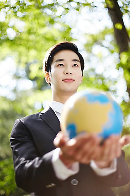 포토 JPG 주간 나무 식물 라이프스타일 응시 남자 비즈니스 모션 산 한국 한명 서기 미소 들기 사람 동양인 정장 상반신 20대 성인 야외 앞모습 비즈니스라이프 지구본 글로벌비즈니스 한국인 비즈니스맨 친환경 힐링 경기도 양평 유명산 남자만 남자한명만 성인남자만 청년만 청년남자만 청년남자한명만 성인한명만 성인남자한명만 성인만 국내포토 자연요소 1 시선 옷 아시아 뷰포인트 표정 인종 청년 생활 글로벌 환경 직장인 파일형식