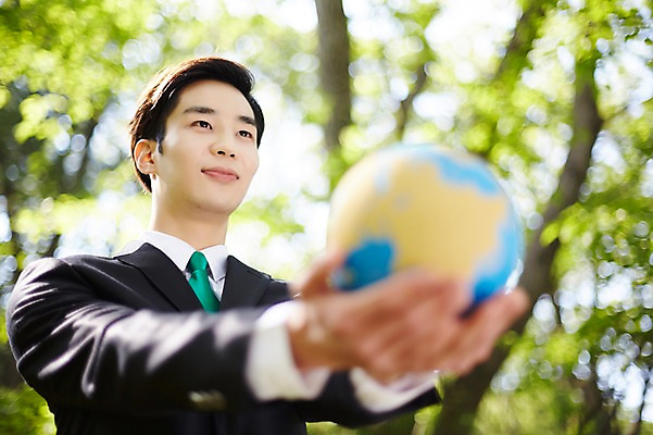 포토 JPG 주간 나무 식물 라이프스타일 응시 남자 비즈니스 모션 산 한국 한명 서기 미소 들기 사람 동양인 정장 상반신 20대 성인 야외 앞모습 비즈니스라이프 지구본 글로벌비즈니스 한국인 비즈니스맨 친환경 힐링 경기도 양평 유명산 남자만 남자한명만 성인남자만 청년만 청년남자만 청년남자한명만 성인한명만 성인남자한명만 성인만 국내포토 자연요소 1 시선 옷 아시아 뷰포인트 표정 인종 청년 생활 글로벌 환경 직장인 파일형식