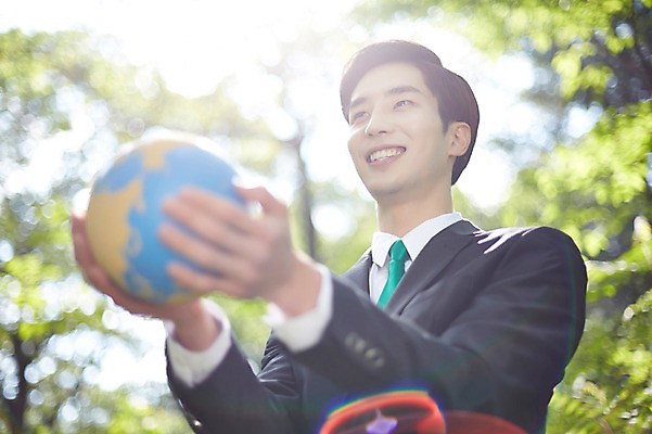 포토 JPG 주간 나무 식물 라이프스타일 응시 남자 비즈니스 모션 산 한국 한명 서기 미소 들기 사람 동양인 정장 상반신 20대 성인 야외 앞모습 비즈니스라이프 햇빛 지구본 글로벌비즈니스 한국인 비즈니스맨 친환경 힐링 경기도 양평 유명산 남자만 남자한명만 성인남자만 청년만 청년남자만 청년남자한명만 성인한명만 성인남자한명만 성인만 국내포토 자연요소 1 시선 옷 아시아 뷰포인트 표정 인종 청년 생활 글로벌 태양 환경 직장인 파일형식