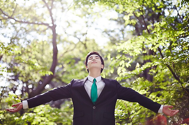 포토 JPG 주간 나무 식물 라이프스타일 남자 비즈니스 모션 팔벌리기 산 한국 한명 서기 사람 동양인 정장 상반신 20대 성인 야외 앞모습 비즈니스라이프 눈감음 한국인 비즈니스맨 친환경 힐링 경기도 양평 유명산 남자만 남자한명만 성인남자만 청년만 청년남자만 청년남자한명만 성인한명만 성인남자한명만 성인만 국내포토 자연요소 1 옷 아시아 뷰포인트 인종 청년 생활 환경 직장인 파일형식