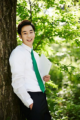 포토 JPG 주간 나무 식물 라이프스타일 남자 비즈니스 모션 산 한국 한명 서기 미소 들기 사람 동양인 정장 상반신 20대 성인 야외 옆모습 비즈니스라이프 노트북 기댐 한국인 비즈니스맨 친환경 힐링 경기도 양평 유명산 남자만 남자한명만 성인남자만 청년만 청년남자만 청년남자한명만 성인한명만 성인남자한명만 성인만 국내포토 자연요소 1 옷 아시아 뷰포인트 표정 인종 청년 생활 전자제품 환경 직장인 파일형식
