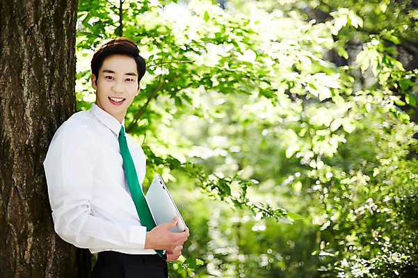 포토 JPG 주간 나무 식물 라이프스타일 남자 비즈니스 모션 산 한국 한명 서기 미소 들기 사람 동양인 정장 상반신 20대 성인 야외 옆모습 비즈니스라이프 노트북 기댐 한국인 비즈니스맨 친환경 힐링 경기도 양평 유명산 남자만 남자한명만 성인남자만 청년만 청년남자만 청년남자한명만 성인한명만 성인남자한명만 성인만 국내포토 자연요소 1 옷 아시아 뷰포인트 표정 인종 청년 생활 전자제품 환경 직장인 파일형식