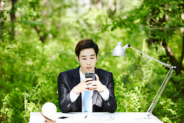 포토 JPG 주간 나무 식물 라이프스타일 남자 비즈니스 모션 산 한국 한명 미소 들기 사람 앉기 동양인 정장 상반신 20대 성인 야외 앞모습 비즈니스라이프 스마트폰 한국인 스탠드 업무 비즈니스맨 책상 친환경 힐링 경기도 양평 유명산 남자만 남자한명만 성인남자만 청년만 청년남자만 청년남자한명만 성인한명만 성인남자한명만 성인만 국내포토 자연요소 1 옷 아시아 뷰포인트 가구 조명 표정 인종 청년 생활 핸드폰 스마트기기 환경 작업 직장인 파일형식