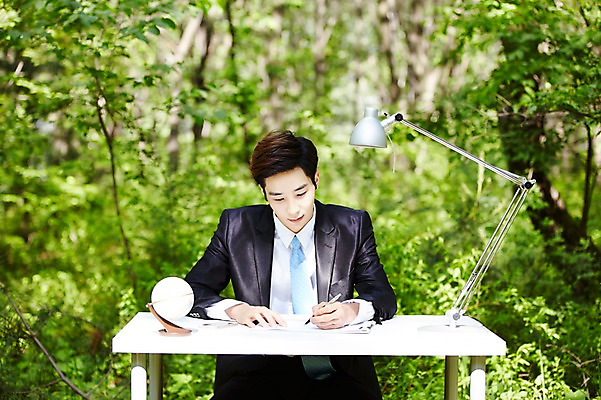 포토 JPG 주간 나무 식물 라이프스타일 남자 비즈니스 모션 산 한국 한명 사람 앉기 동양인 정장 상반신 20대 성인 야외 앞모습 비즈니스라이프 한국인 스탠드 업무 비즈니스맨 풀 책상 친환경 힐링 경기도 양평 유명산 남자만 남자한명만 성인남자만 청년만 청년남자만 청년남자한명만 성인한명만 성인남자한명만 성인만 국내포토 자연요소 1 옷 아시아 뷰포인트 가구 조명 인종 청년 생활 환경 작업 직장인 파일형식
