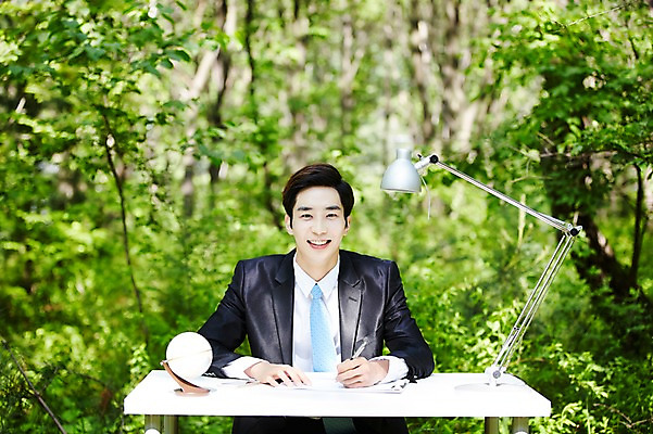 포토 JPG 주간 나무 식물 라이프스타일 남자 비즈니스 모션 산 한국 한명 미소 사람 앉기 동양인 정장 상반신 20대 성인 야외 앞모습 비즈니스라이프 한국인 스탠드 업무 비즈니스맨 풀 책상 친환경 힐링 경기도 양평 유명산 남자만 남자한명만 성인남자만 청년만 청년남자만 청년남자한명만 성인한명만 성인남자한명만 성인만 국내포토 자연요소 1 옷 아시아 뷰포인트 가구 조명 표정 인종 청년 생활 환경 작업 직장인 파일형식