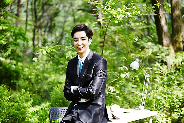 포토 JPG 주간 나무 식물 라이프스타일 남자 비즈니스 모션 산 한국 한명 미소 사람 앉기 동양인 정장 상반신 20대 성인 야외 앞모습 비즈니스라이프 팔짱 한국인 스탠드 업무 비즈니스맨 풀 책상 친환경 힐링 경기도 양평 유명산 남자만 남자한명만 성인남자만 청년만 청년남자만 청년남자한명만 성인한명만 성인남자한명만 성인만 국내포토 자연요소 1 옷 아시아 뷰포인트 가구 조명 표정 인종 청년 생활 환경 작업 직장인 파일형식