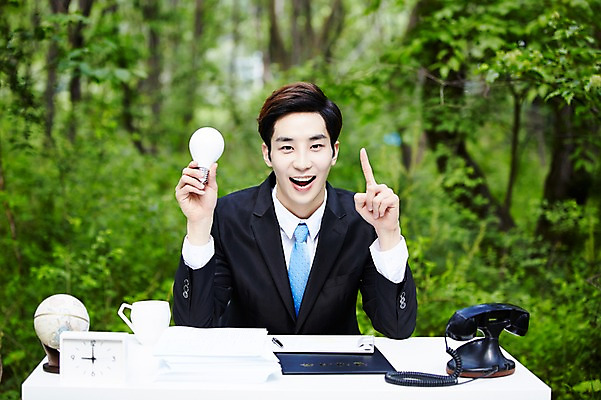 포토 JPG 주간 나무 식물 라이프스타일 남자 비즈니스 전구 모션 탁자 산 한국 한명 미소 들기 사람 앉기 동양인 정장 손짓 상반신 20대 성인 야외 앞모습 비즈니스라이프 한국인 업무 비즈니스맨 친환경 힐링 경기도 양평 유명산 남자만 남자한명만 성인남자만 청년만 청년남자만 청년남자한명만 성인한명만 성인남자한명만 성인만 국내포토 자연요소 1 옷 아시아 뷰포인트 가구 표정 인종 청년 생활 환경 작업 직장인 파일형식