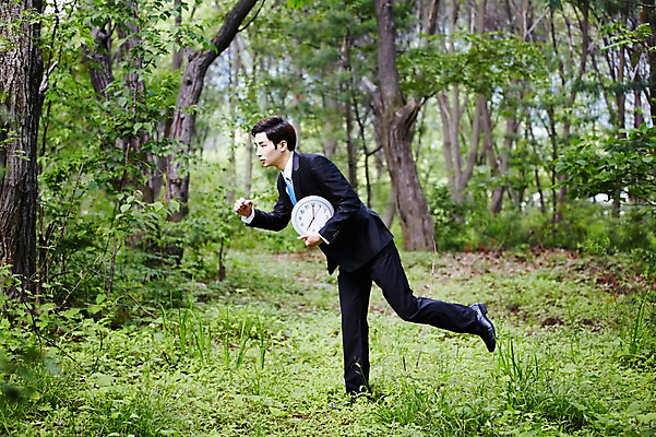 포토 JPG 주간 전신 나무 식물 라이프스타일 남자 시계 비즈니스 모션 산 한국 한명 서기 들기 사람 동양인 정장 20대 성인 야외 옆모습 비즈니스라이프 한국인 비즈니스맨 풀 친환경 힐링 경기도 7시 양평 유명산 남자만 남자한명만 성인남자만 청년만 청년남자만 청년남자한명만 성인한명만 성인남자한명만 성인만 국내포토 자연요소 1 옷 아시아 뷰포인트 인종 청년 생활 환경 시간 직장인 파일형식