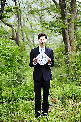 포토 JPG 주간 전신 나무 식물 라이프스타일 남자 시계 비즈니스 모션 산 한국 한명 서기 들기 사람 동양인 정장 20대 성인 야외 앞모습 비즈니스라이프 한국인 비즈니스맨 풀 친환경 힐링 경기도 7시 양평 유명산 남자만 남자한명만 성인남자만 청년만 청년남자만 청년남자한명만 성인한명만 성인남자한명만 성인만 국내포토 자연요소 1 옷 아시아 뷰포인트 인종 청년 생활 환경 시간 직장인 파일형식