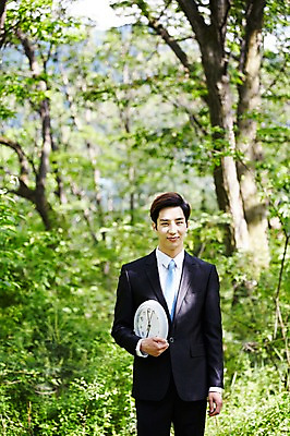 포토 JPG 주간 나무 식물 라이프스타일 남자 시계 비즈니스 모션 산 한국 한명 서기 미소 들기 사람 동양인 정장 상반신 20대 성인 야외 앞모습 비즈니스라이프 한국인 비즈니스맨 풀 친환경 힐링 경기도 7시 양평 유명산 남자만 남자한명만 성인남자만 청년만 청년남자만 청년남자한명만 성인한명만 성인남자한명만 성인만 국내포토 자연요소 1 옷 아시아 뷰포인트 표정 인종 청년 생활 환경 시간 직장인 파일형식