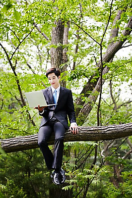 포토 JPG 주간 전신 나무 식물 라이프스타일 남자 비즈니스 모션 산 한국 한명 들기 사람 앉기 동양인 정장 20대 성인 야외 앞모습 비즈니스라이프 노트북 한국인 업무 비즈니스맨 친환경 힐링 경기도 양평 유명산 남자만 남자한명만 성인남자만 청년만 청년남자만 청년남자한명만 성인한명만 성인남자한명만 성인만 국내포토 자연요소 1 옷 아시아 뷰포인트 인종 청년 생활 전자제품 환경 작업 직장인 파일형식