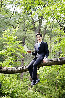 포토 JPG 주간 전신 나무 식물 라이프스타일 남자 비즈니스 모션 자연 산 한국 한명 미소 들기 사람 앉기 동양인 정장 20대 성인 야외 앞모습 비즈니스라이프 노트북 한국인 업무 비즈니스맨 친환경 힐링 경기도 양평 유명산 남자만 남자한명만 성인남자만 청년만 청년남자만 청년남자한명만 성인한명만 성인남자한명만 성인만 국내포토 자연요소 1 옷 아시아 뷰포인트 표정 인종 청년 생활 전자제품 환경 작업 직장인 생태계 파일형식