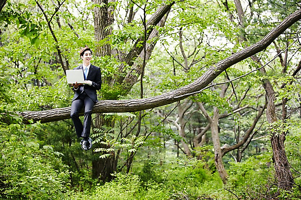 포토 JPG 주간 전신 나무 식물 라이프스타일 남자 비즈니스 모션 자연 산 한국 한명 미소 들기 사람 앉기 동양인 정장 20대 성인 야외 앞모습 비즈니스라이프 노트북 한국인 업무 비즈니스맨 친환경 힐링 경기도 양평 유명산 남자만 남자한명만 성인남자만 청년만 청년남자만 청년남자한명만 성인한명만 성인남자한명만 성인만 국내포토 자연요소 1 옷 아시아 뷰포인트 표정 인종 청년 생활 전자제품 환경 작업 직장인 생태계 파일형식