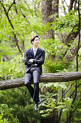 포토 JPG 주간 전신 나무 식물 라이프스타일 응시 남자 비즈니스 모션 휴식 산 한국 한명 미소 사람 앉기 동양인 정장 20대 성인 야외 앞모습 비즈니스라이프 팔짱 한국인 비즈니스맨 친환경 힐링 경기도 양평 유명산 남자만 남자한명만 성인남자만 청년만 청년남자만 청년남자한명만 성인한명만 성인남자한명만 성인만 국내포토 자연요소 1 시선 옷 아시아 뷰포인트 컨셉 표정 인종 청년 생활 환경 직장인 파일형식
