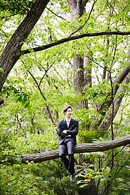 포토 JPG 주간 전신 나무 식물 라이프스타일 응시 남자 비즈니스 모션 휴식 산 한국 한명 미소 사람 앉기 동양인 정장 20대 성인 야외 앞모습 비즈니스라이프 팔짱 한국인 비즈니스맨 친환경 힐링 경기도 양평 유명산 남자만 남자한명만 성인남자만 청년만 청년남자만 청년남자한명만 성인한명만 성인남자한명만 성인만 국내포토 자연요소 1 시선 옷 아시아 뷰포인트 컨셉 표정 인종 청년 생활 환경 직장인 파일형식