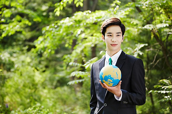 포토 JPG 주간 나무 식물 라이프스타일 응시 남자 비즈니스 모션 산 한국 한명 미소 들기 사람 동양인 정장 상반신 20대 성인 야외 앞모습 비즈니스라이프 지구본 글로벌비즈니스 한국인 비즈니스맨 풀 친환경 힐링 경기도 양평 유명산 남자만 남자한명만 성인남자만 청년만 청년남자만 청년남자한명만 성인한명만 성인남자한명만 성인만 국내포토 자연요소 1 시선 옷 아시아 뷰포인트 표정 인종 청년 생활 글로벌 환경 직장인 파일형식