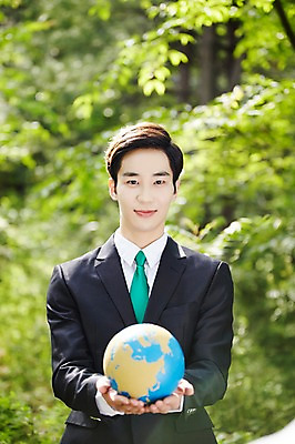 포토 JPG 주간 나무 식물 라이프스타일 남자 비즈니스 모션 산 한국 한명 서기 미소 들기 사람 동양인 정장 상반신 20대 성인 야외 앞모습 비즈니스라이프 지구본 글로벌비즈니스 한국인 비즈니스맨 친환경 힐링 경기도 양평 유명산 남자만 남자한명만 성인남자만 청년만 청년남자만 청년남자한명만 성인한명만 성인남자한명만 성인만 국내포토 자연요소 1 옷 아시아 뷰포인트 표정 인종 청년 생활 글로벌 환경 직장인 파일형식